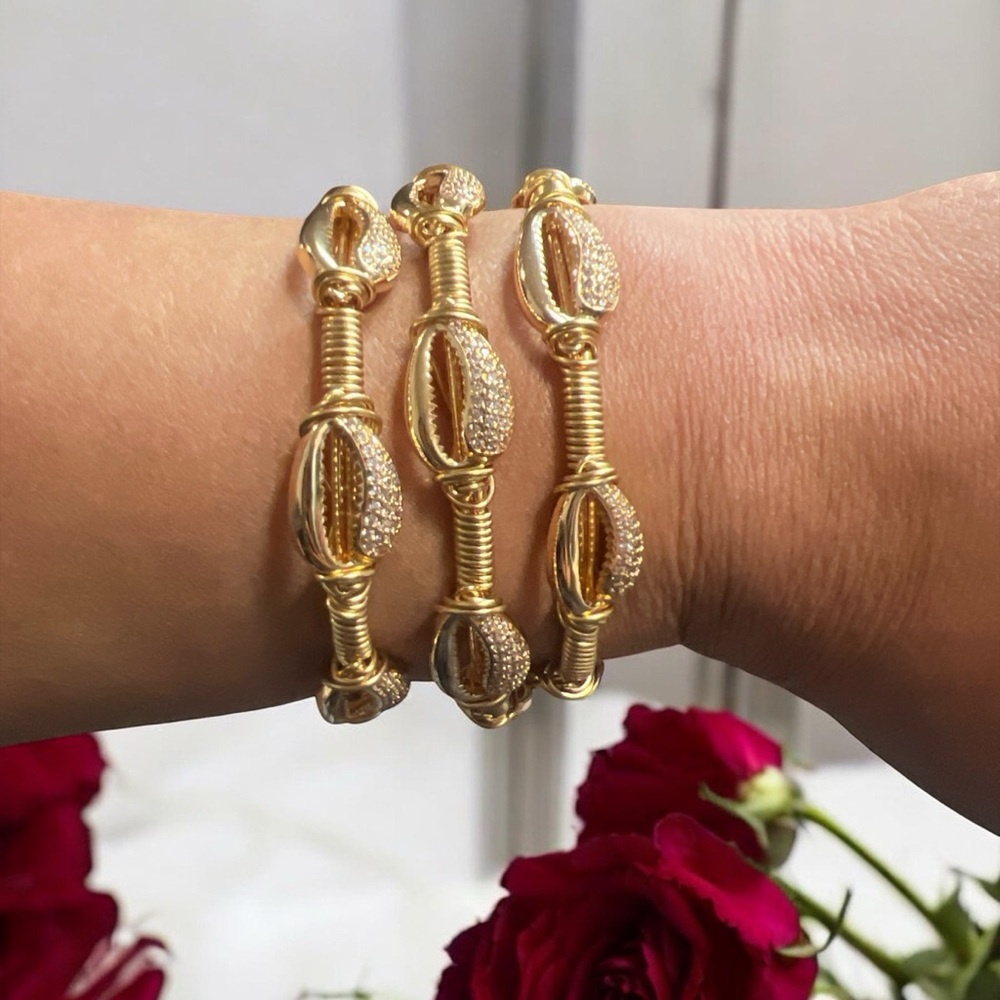 Gold Cowrie Shell Bangle - Picture 4 of 4